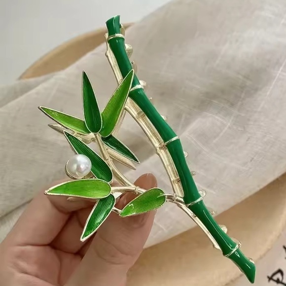 Pearl Bamboo Hair Claw – Aesthetic Gold & Green Clip